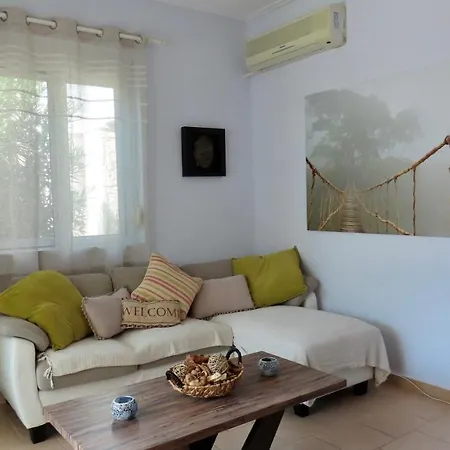Phoebes Place At Court, 2 Bedroom With A Shared Pool Kalamákion